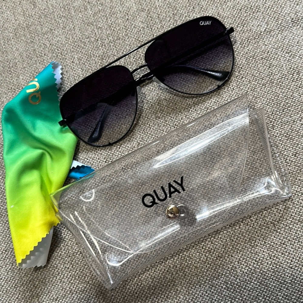 Gently use Quay Australia sunglasses in black